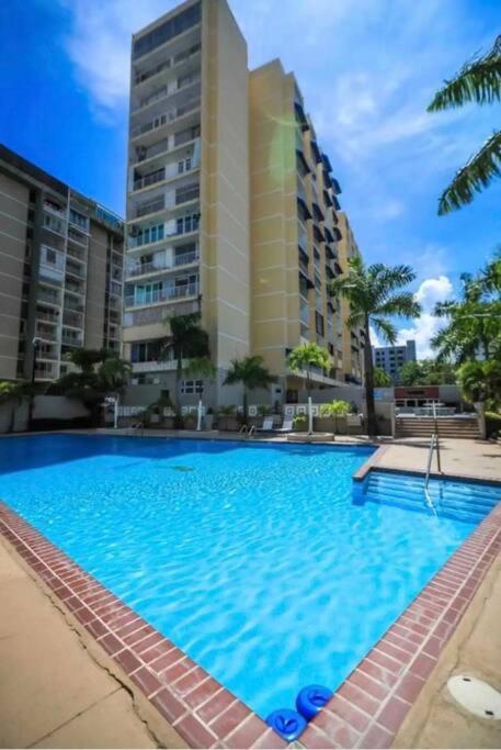 Monopoly 2 Bedroom Near Beach W/pool/parking Apartment