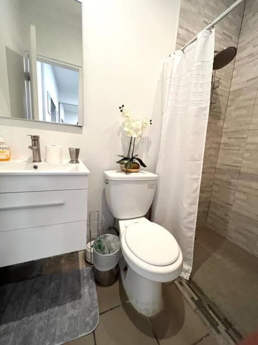 Monopoly 2 Bedroom Near Beach W/pool/parking