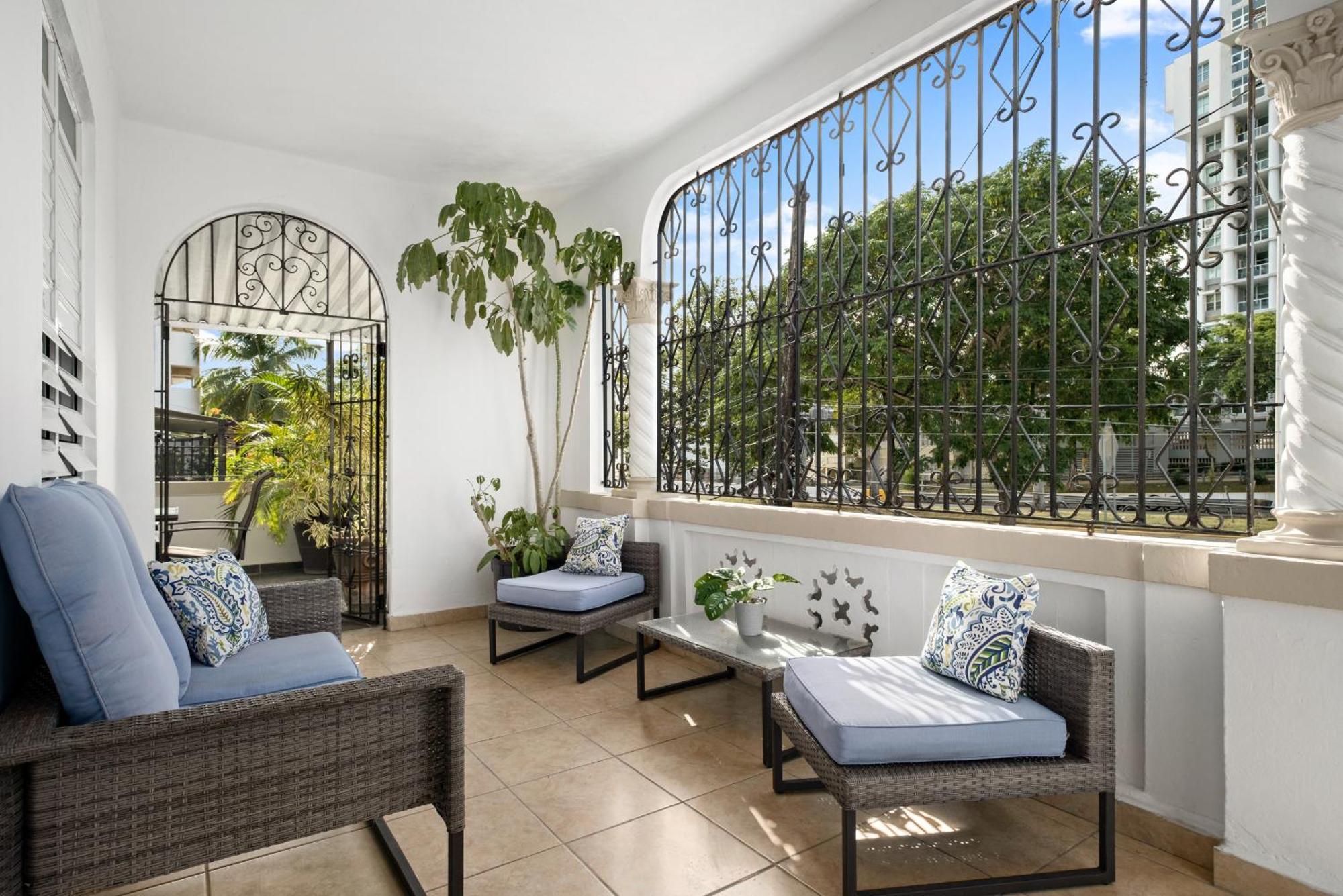 Prime Location At Condado With Rooftop Oasis - 2&3 Apartment *
