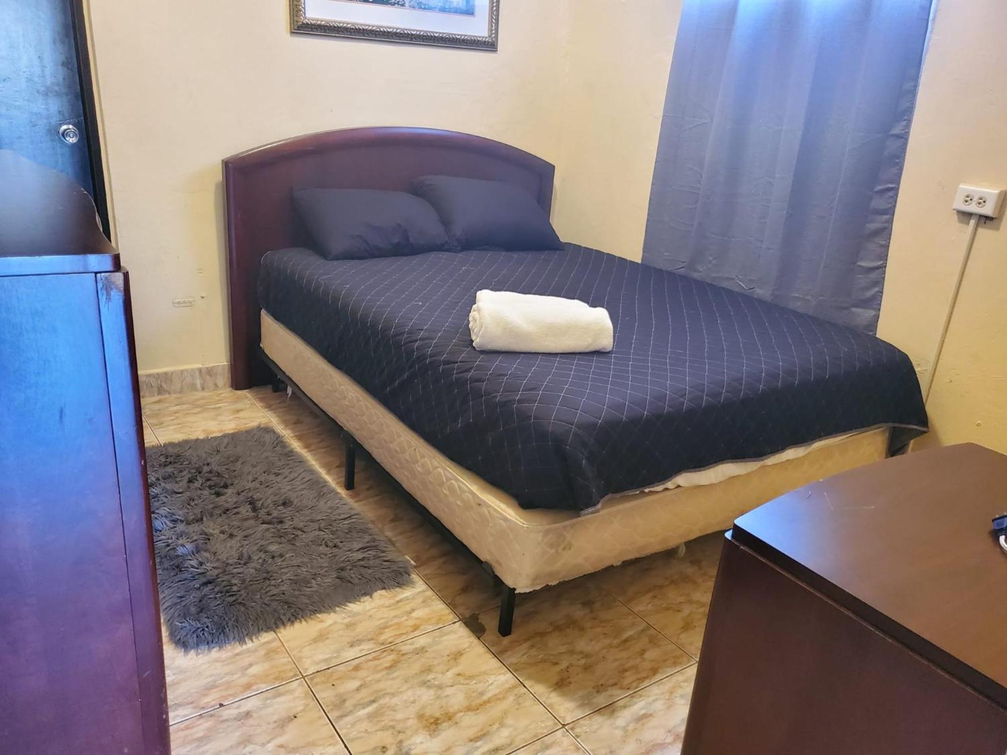 Del Valle Casa Near Trendy Calle Loiza- One Bedroom With Queen Apartment San Juan
