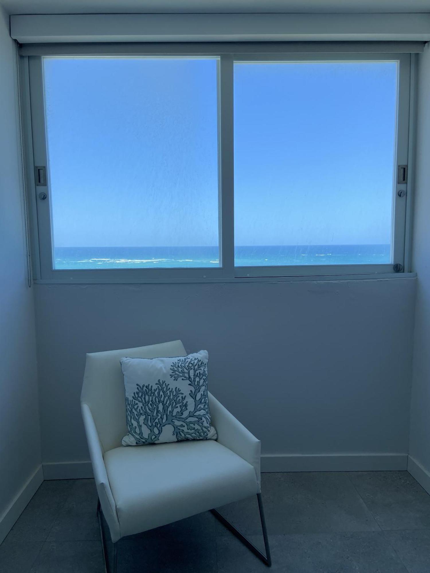 Kasa Blue Ocean - 2 Bed 2 Bath For 4 Ocean View Balcony Beachfront Pool Apartment