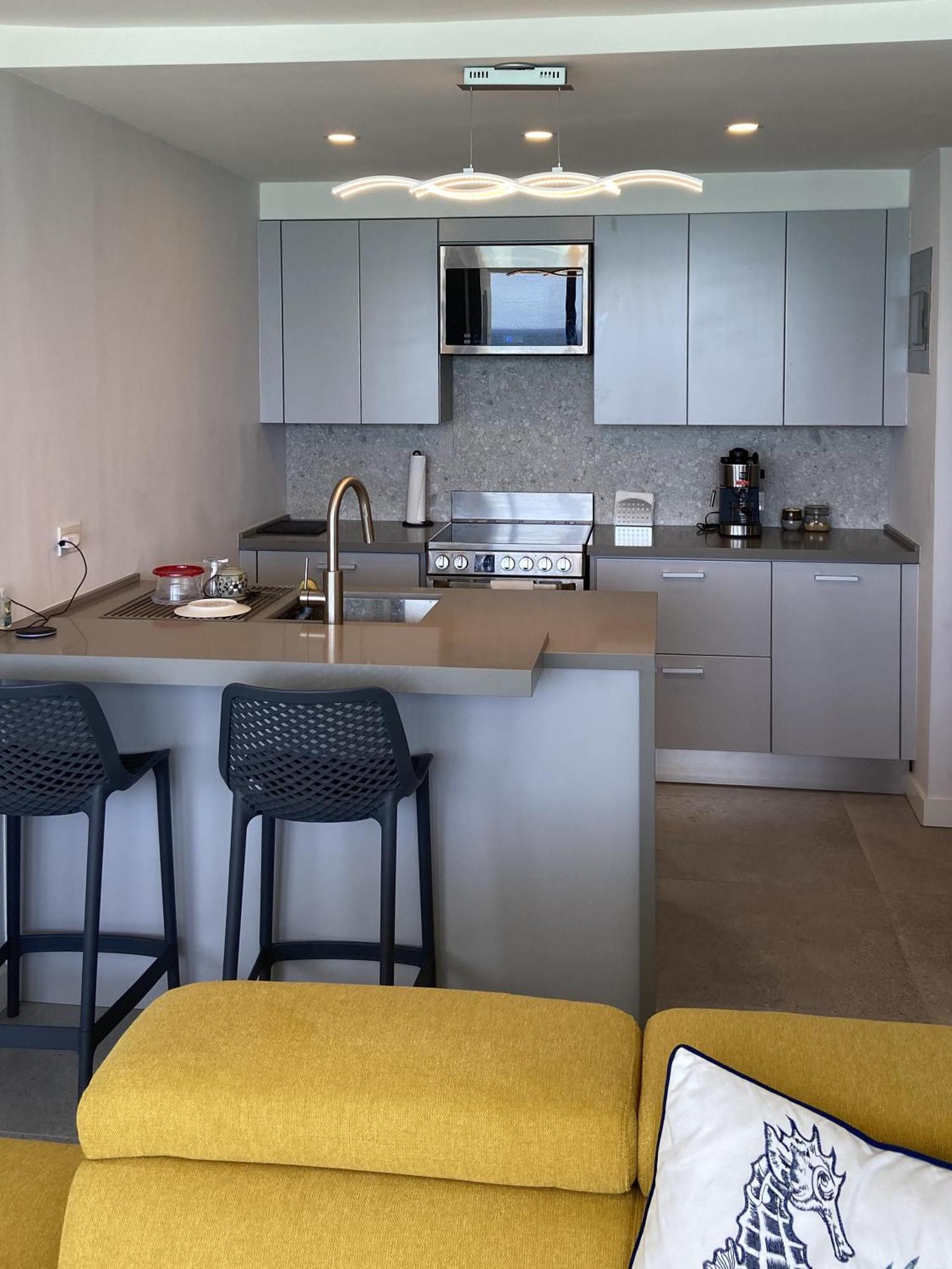 Apartment Kasa Blue Ocean - 2 Bed 2 Bath For 4 Ocean View Balcony Beachfront Pool *