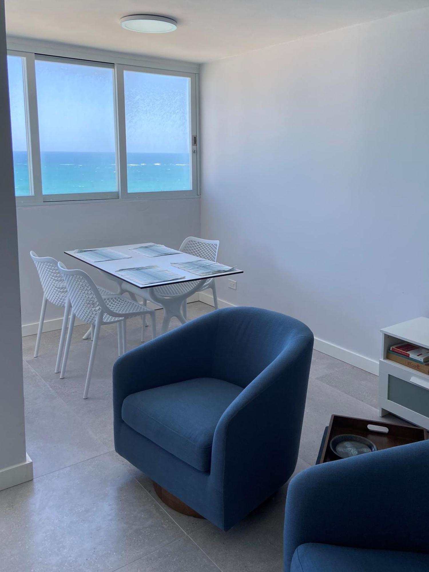 Kasa Blue Ocean - 2 Bed 2 Bath For 4 Ocean View Balcony Beachfront Pool *