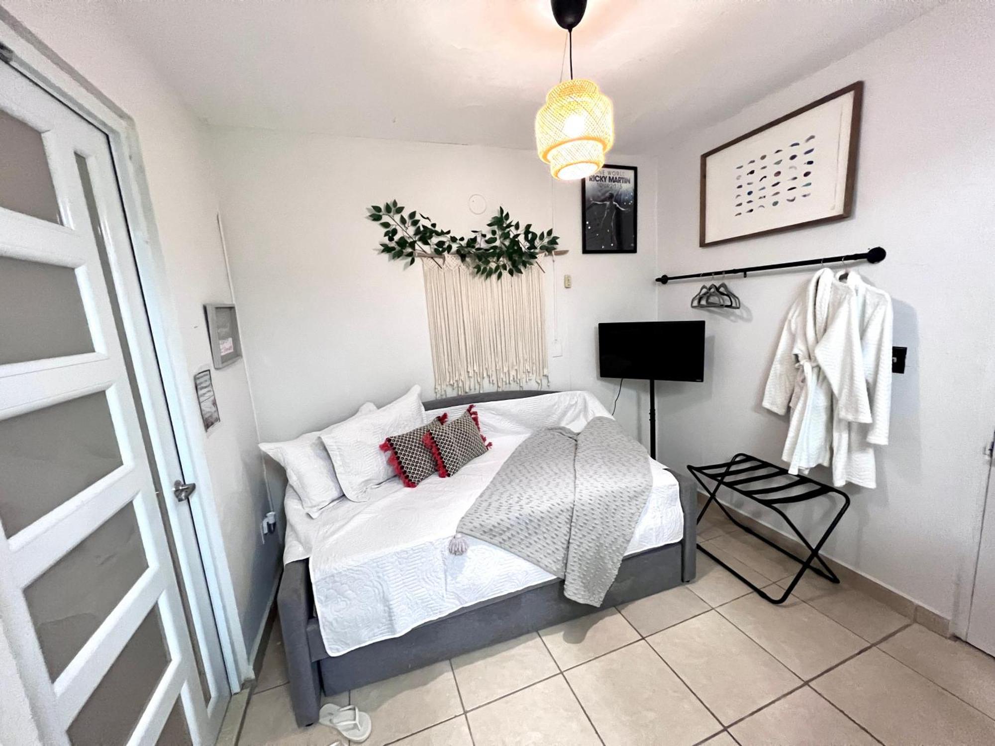 5 Min From Airport And Isla Location & Pool & Jacuzzi & Youtube Video Available *