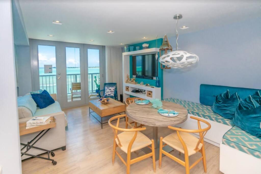 Enchanted Honeymoon Isla Beachfront Holiday home *