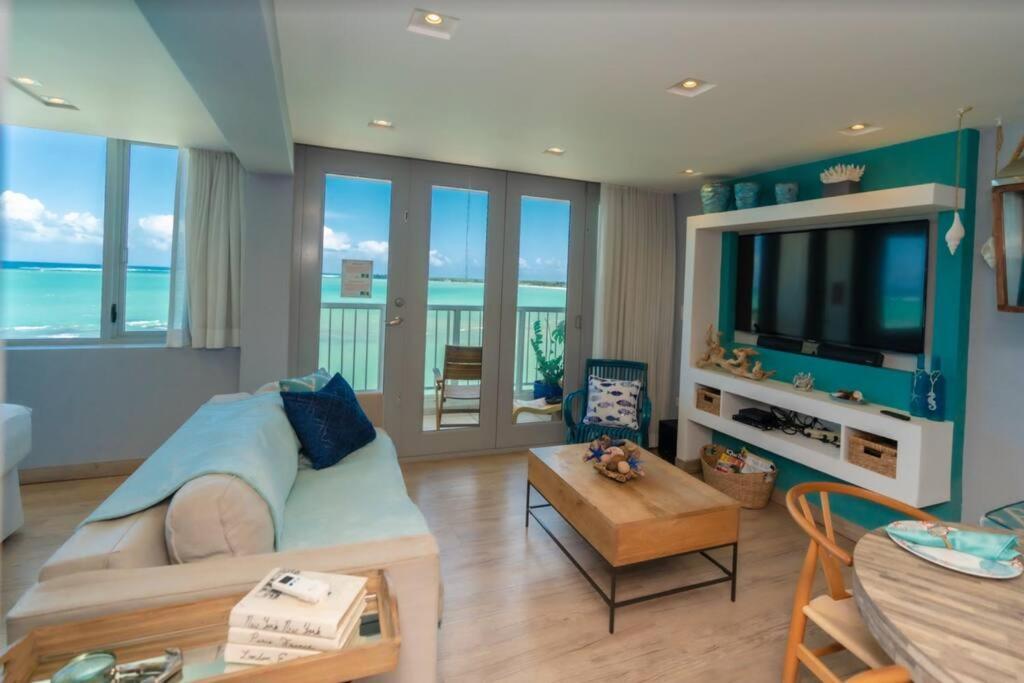 Enchanted Honeymoon Isla Beachfront Holiday home