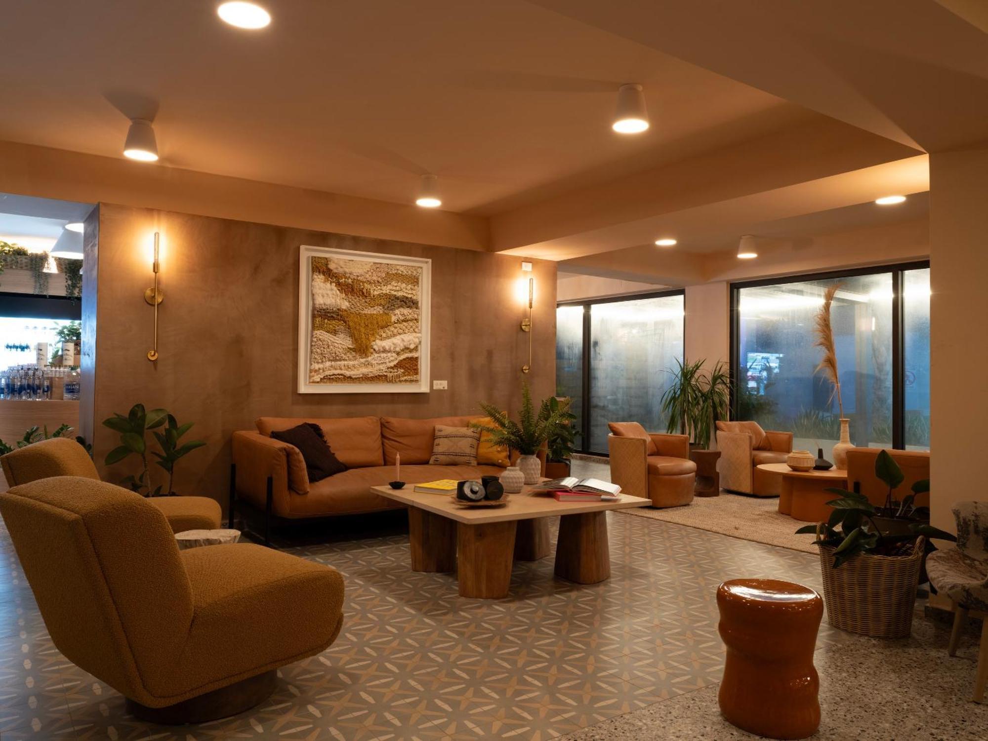 Aparthotel Hibird- And 4*