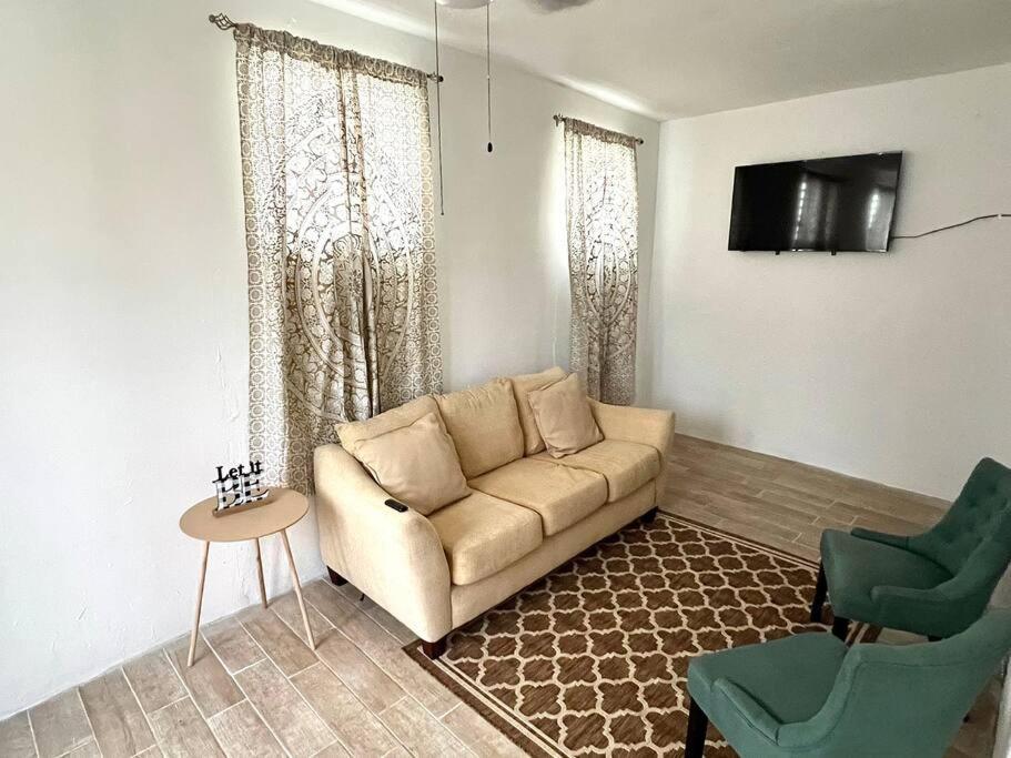 Zen 2br Near Beaches And Attractions Apartment *