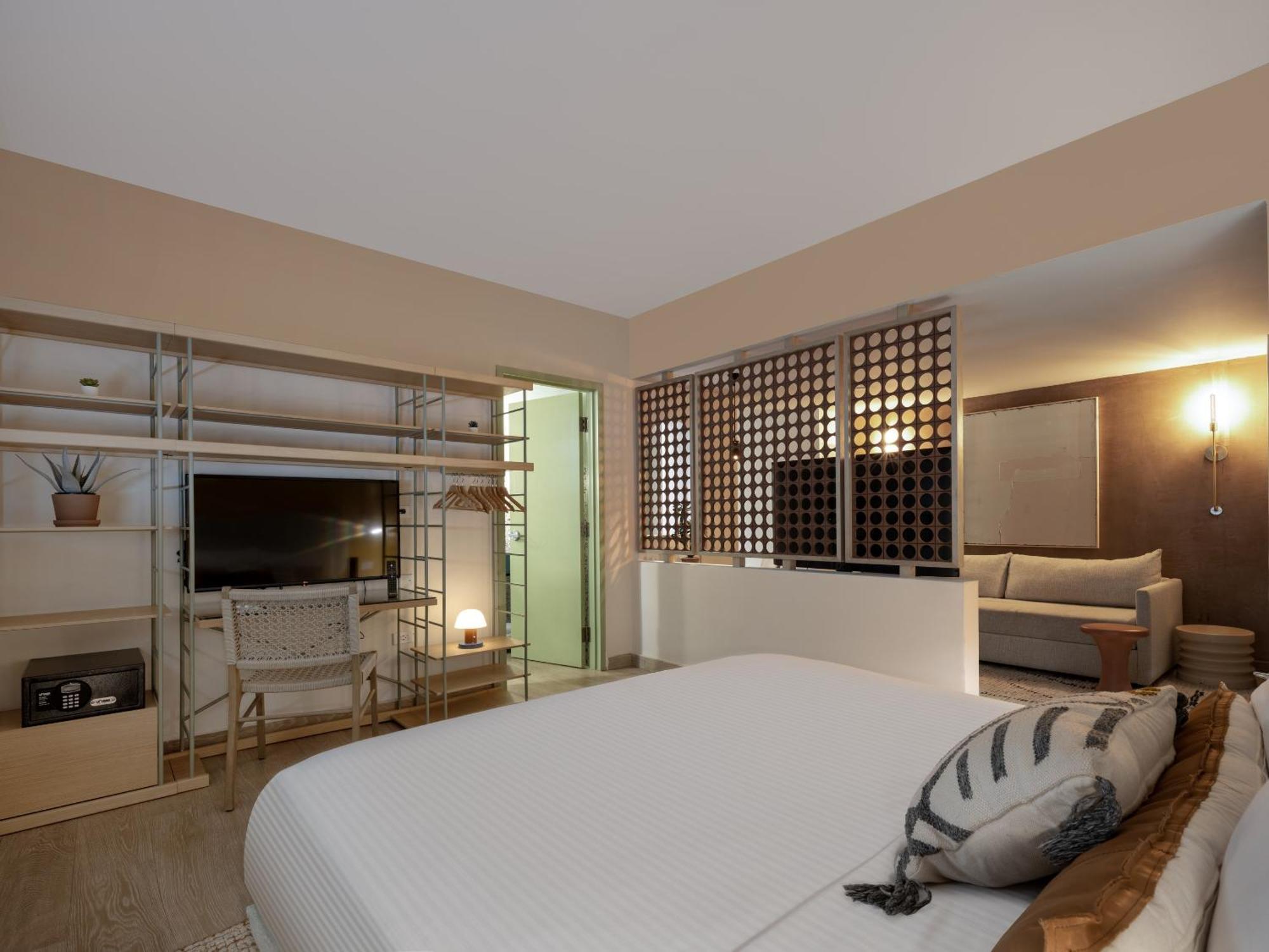 Hibird- And Aparthotel