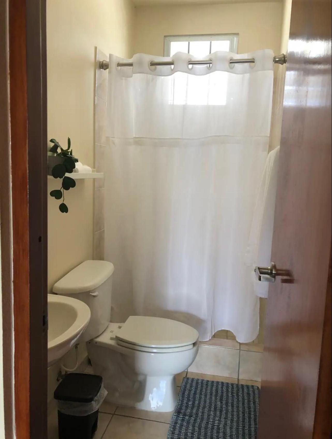 Breezy 1 Bed Apt, Short Ride From Airport And San Juan