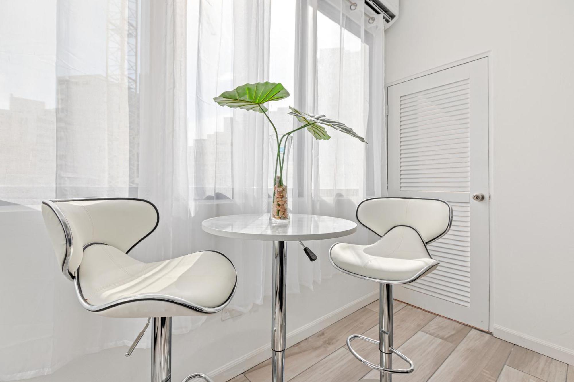 Otium Renovated Near The Free Snacks *