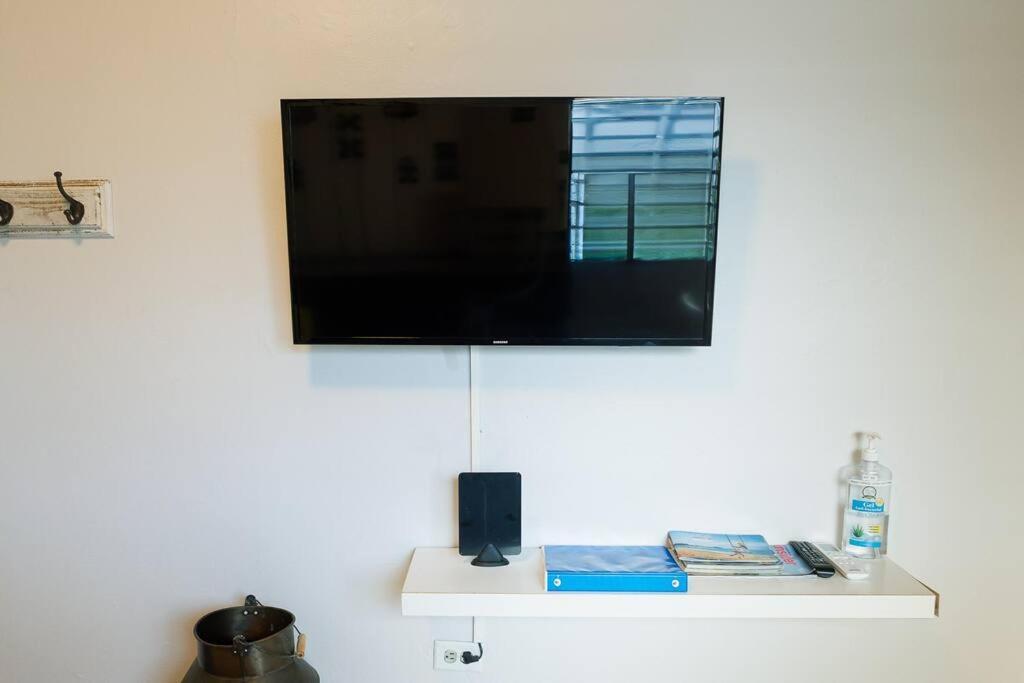 Apartment 203-tranquil Renovated Charm In The City, Near The With Free Parking *