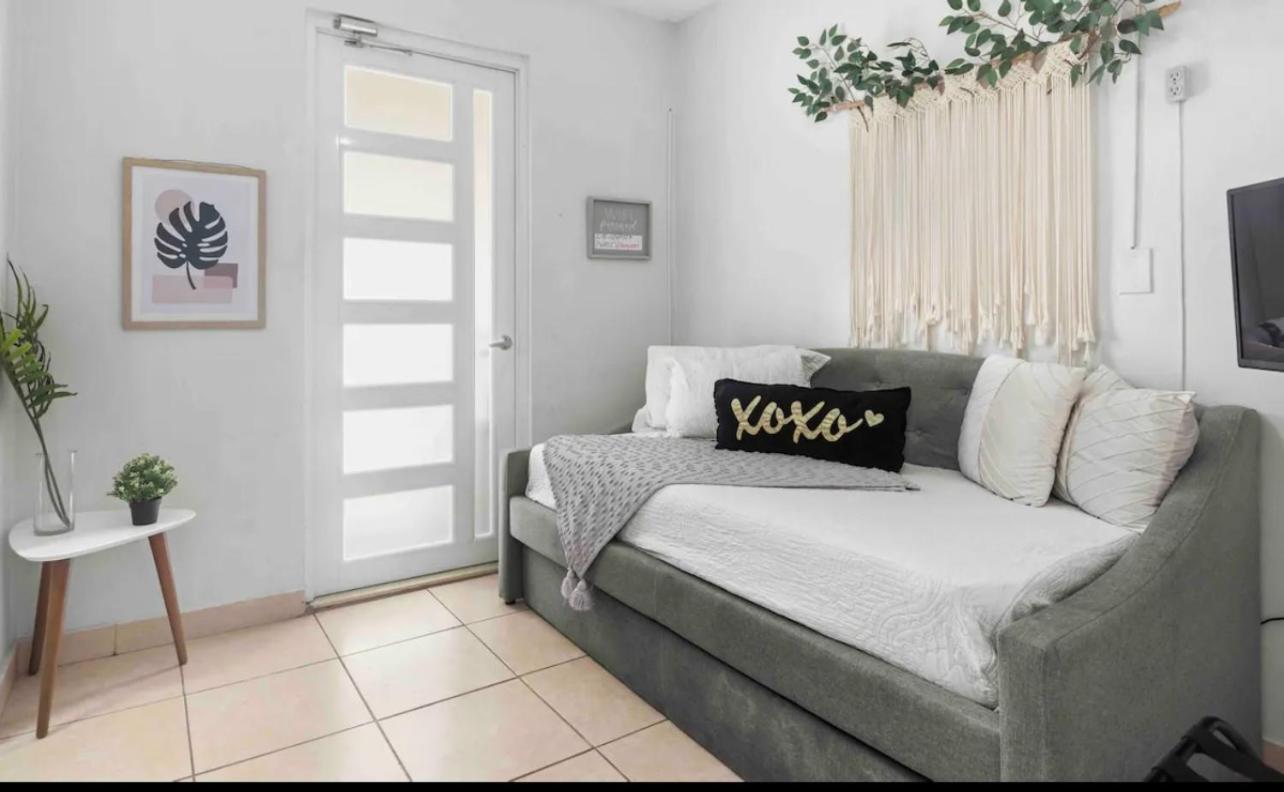 5 Min From Airport And Isla Location & Pool & Jacuzzi & Youtube Video Available Holiday home