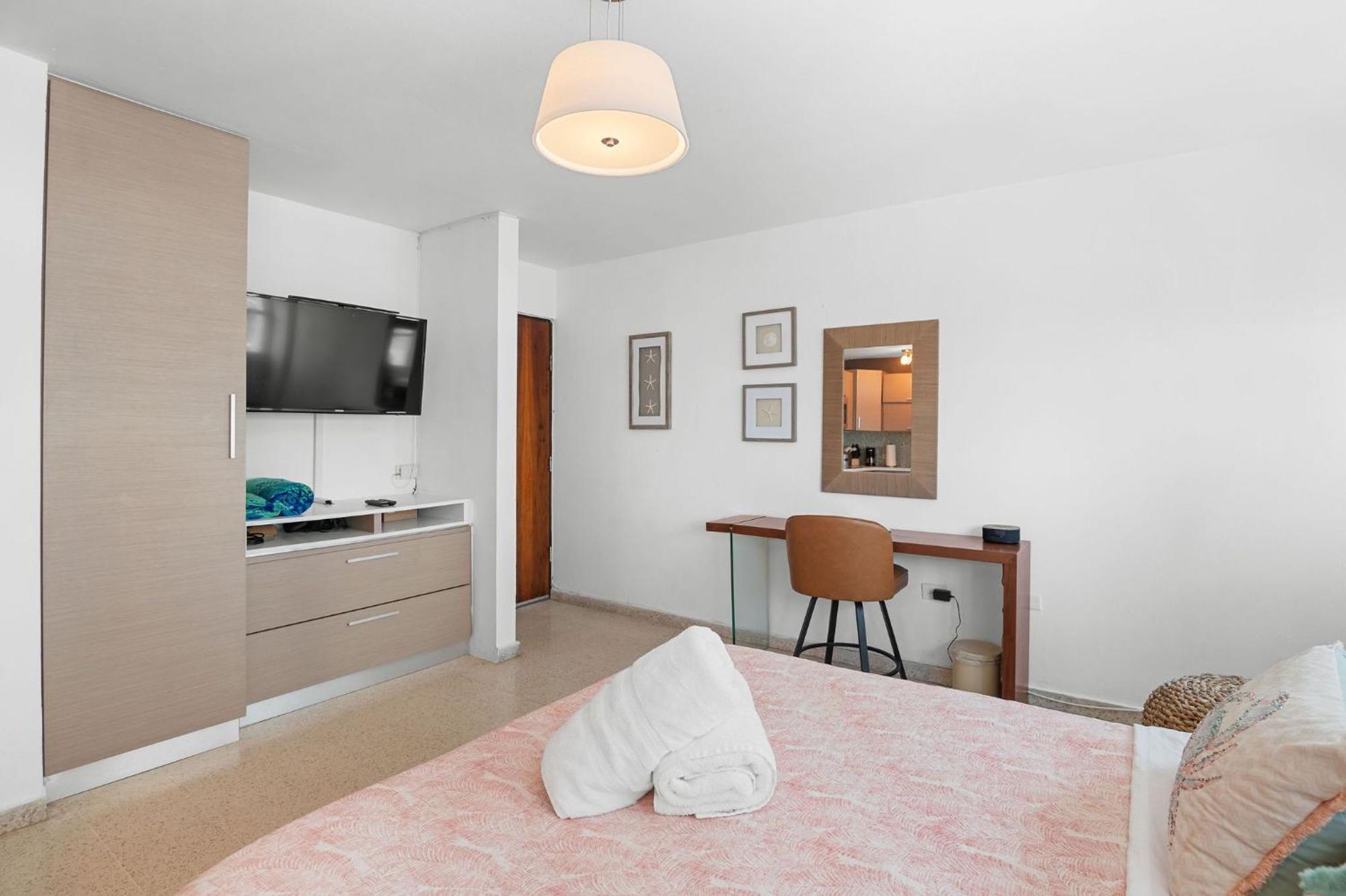 Modern & Cozy In The Heart Of Isla