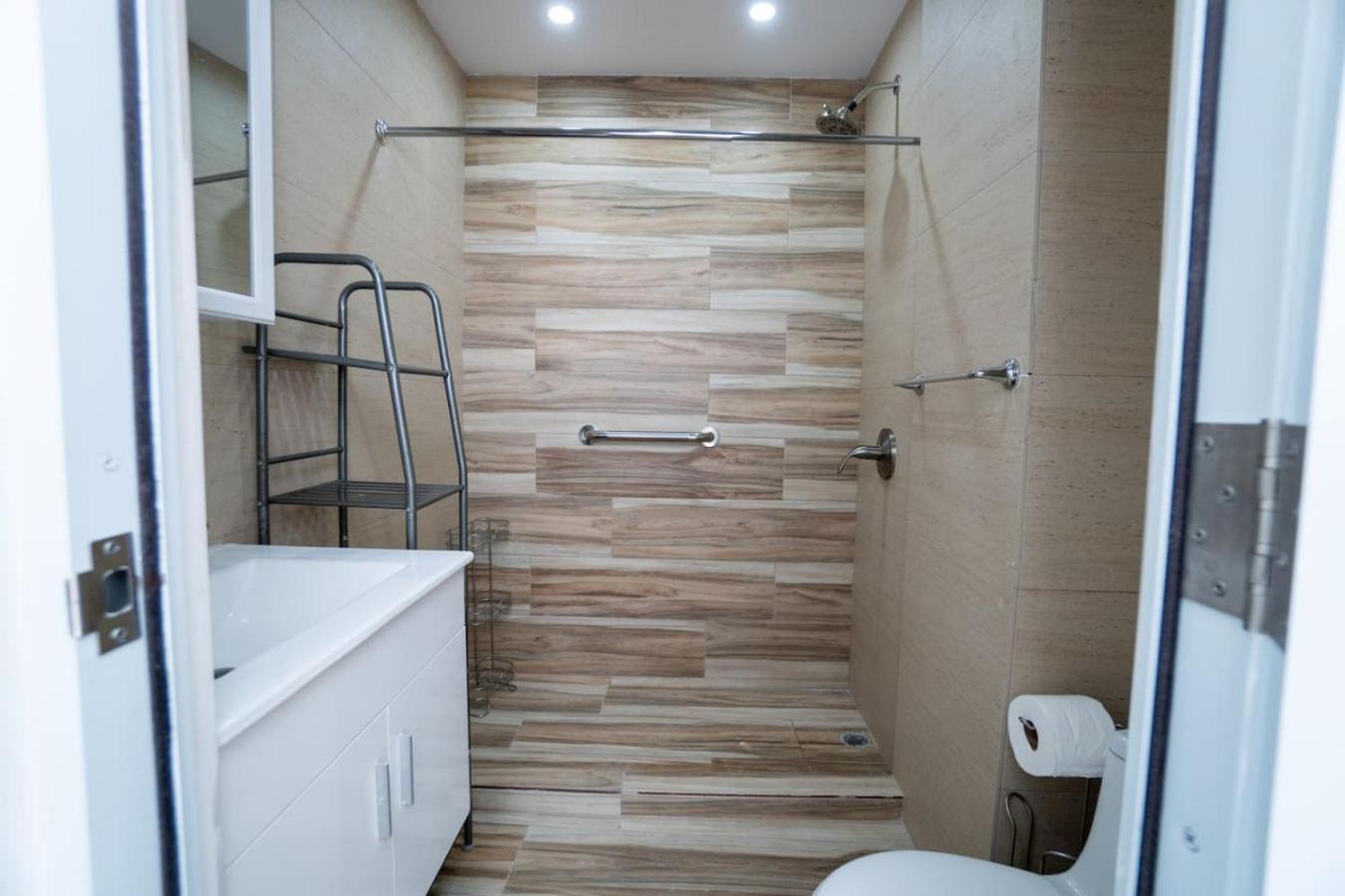 Modern 2-bedroom In Historic Old Apartment