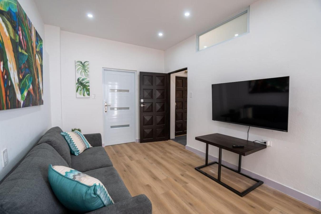 Modern 2-bedroom In Historic Old *