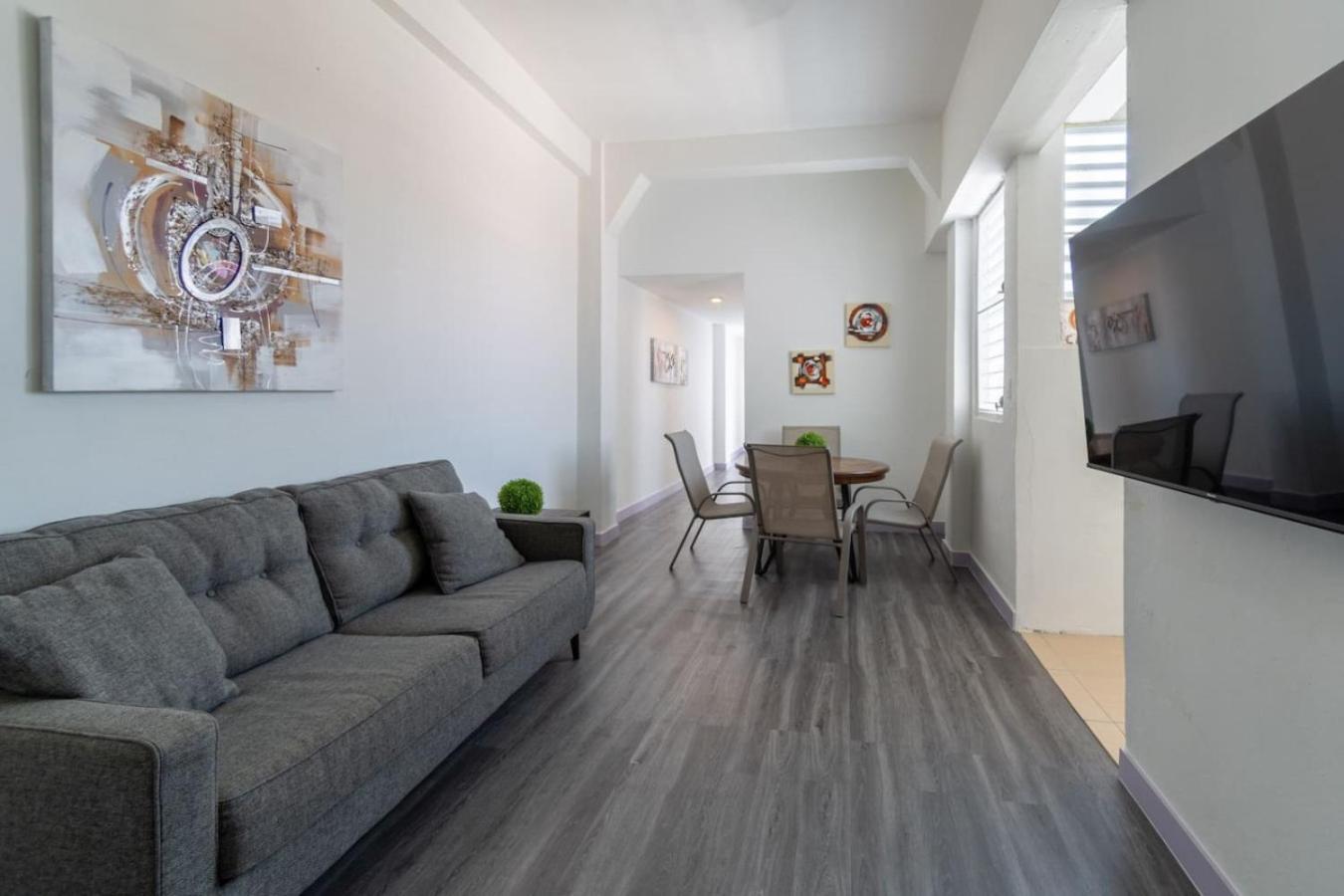 Modern 2 3-bedroom - 10 Guests In Historic Old Apartment