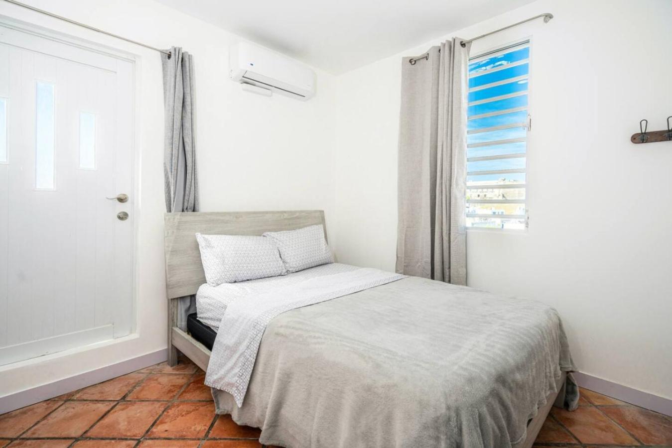 Modern 4-bedroom Penthouse In Historic Old Apartment *