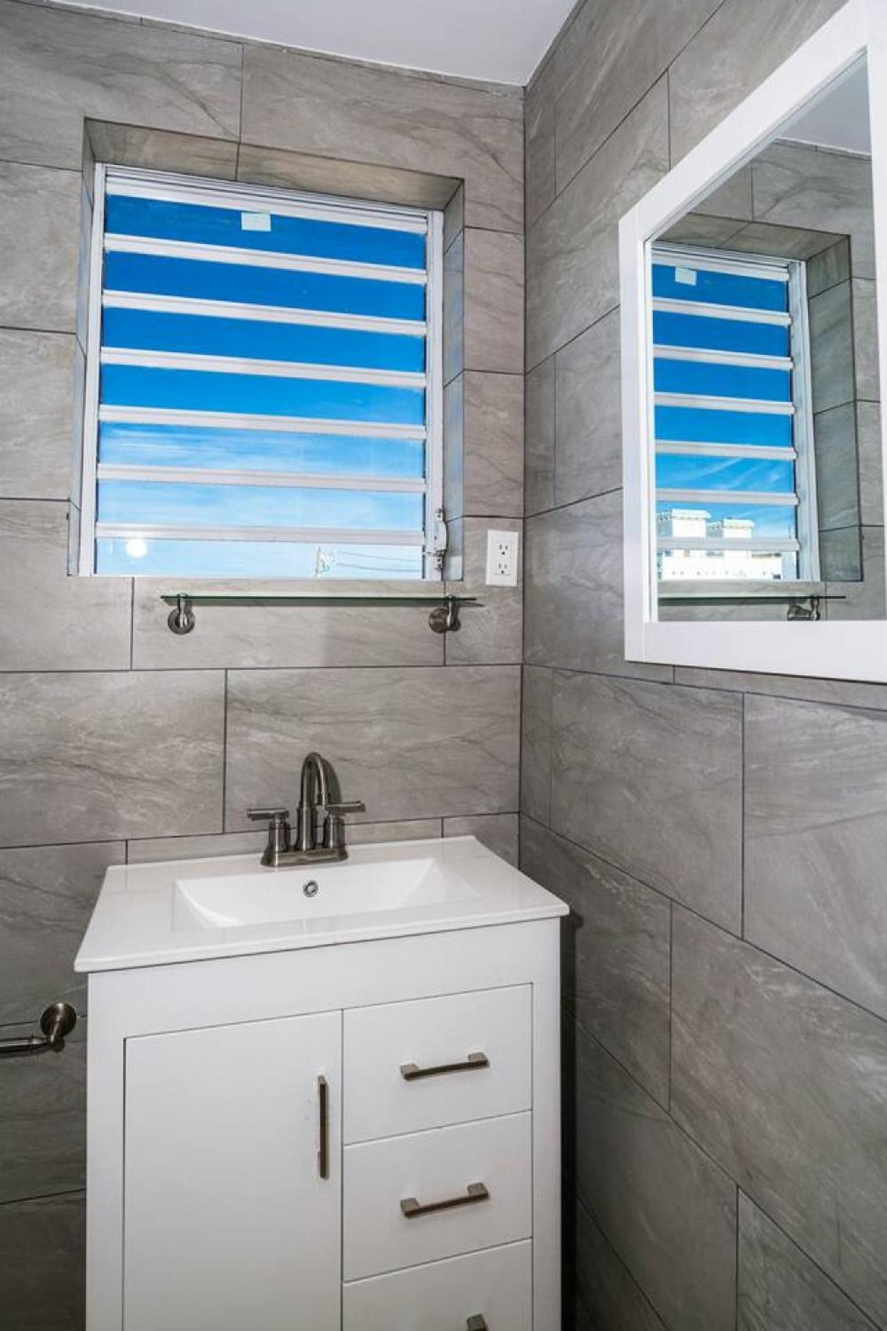 Modern 4-bedroom Penthouse In Historic Old Apartment *