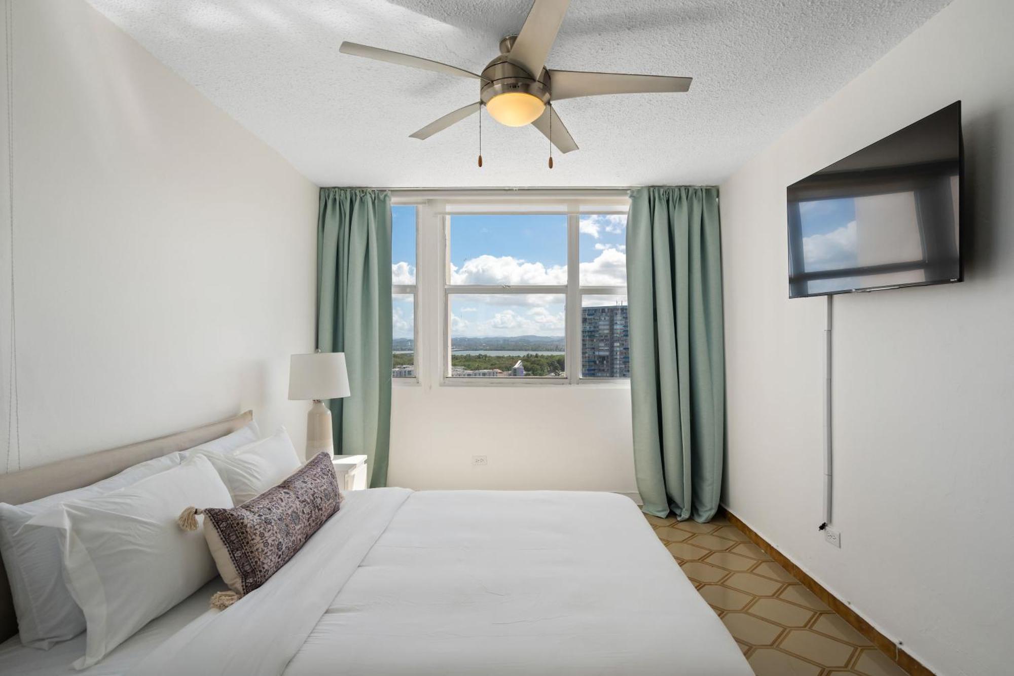 Beachfront Isla Balcony View Pool San Juan