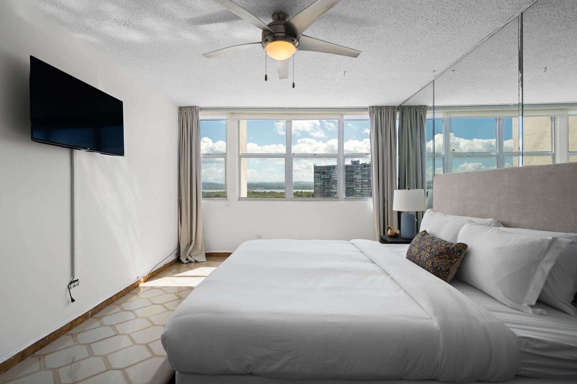 Beachfront Isla Balcony View Pool