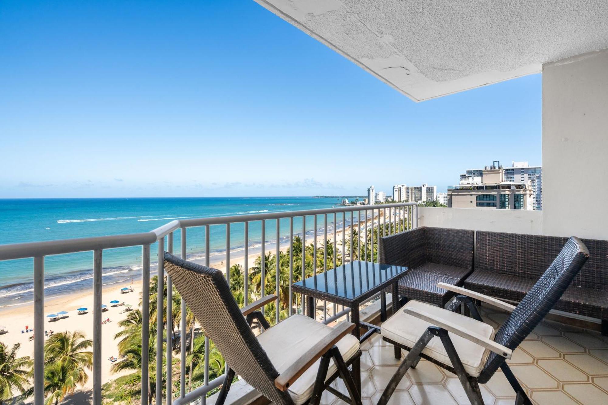 Beachfront Isla Balcony View Pool Apartment
