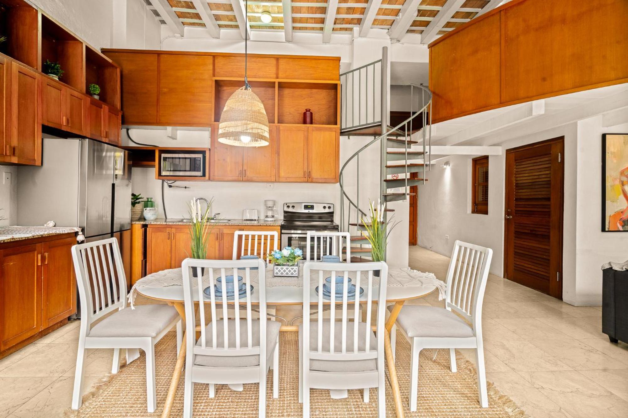 Opal Penthouse With Balcony Apartment *