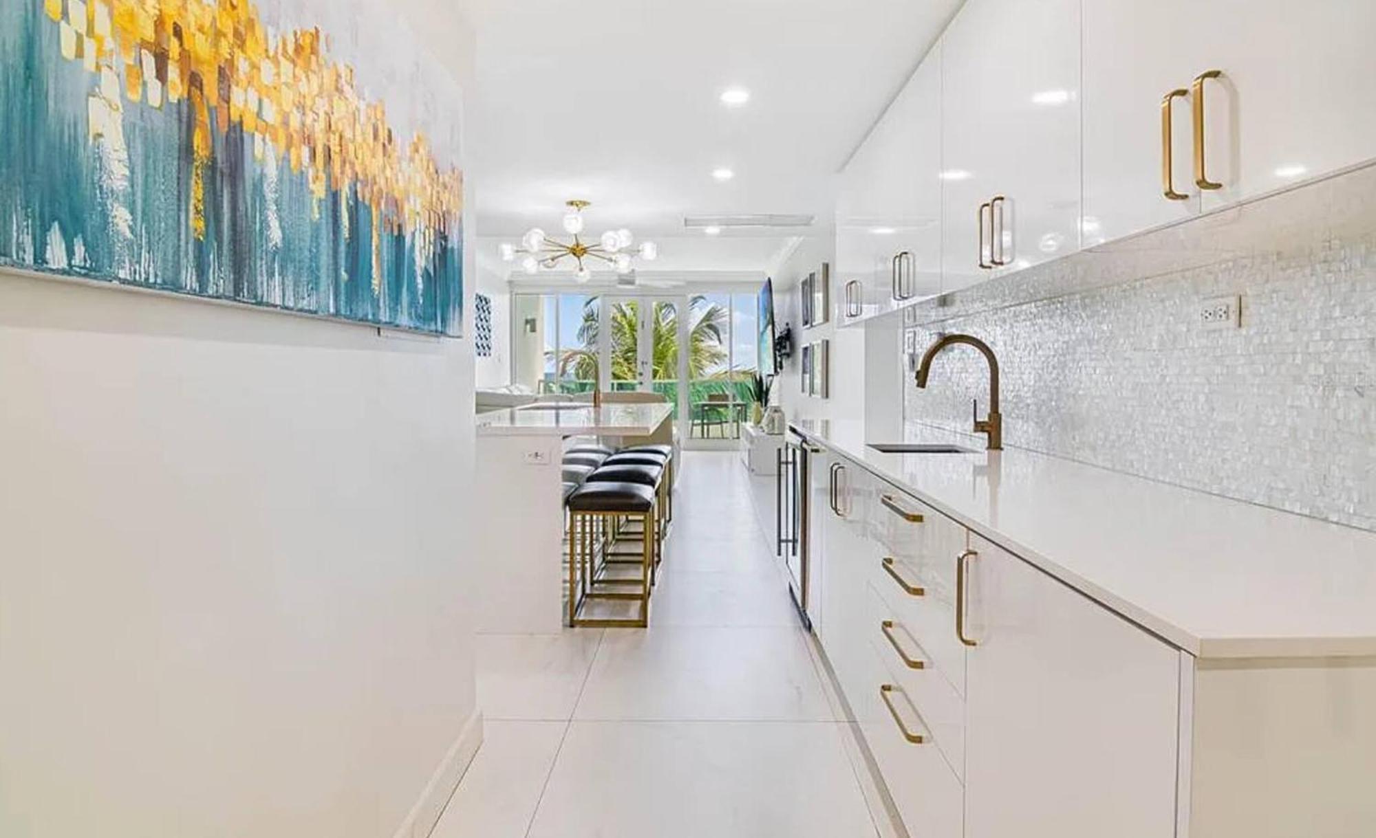 Apartment Oceanview Sub Penthouse, Walk To & Pool *