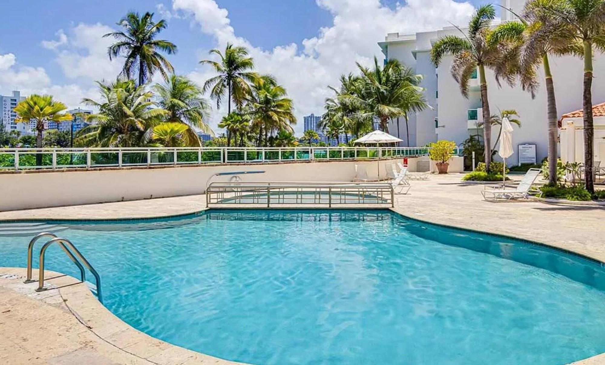 Oceanview Sub Penthouse, Walk To & Pool *