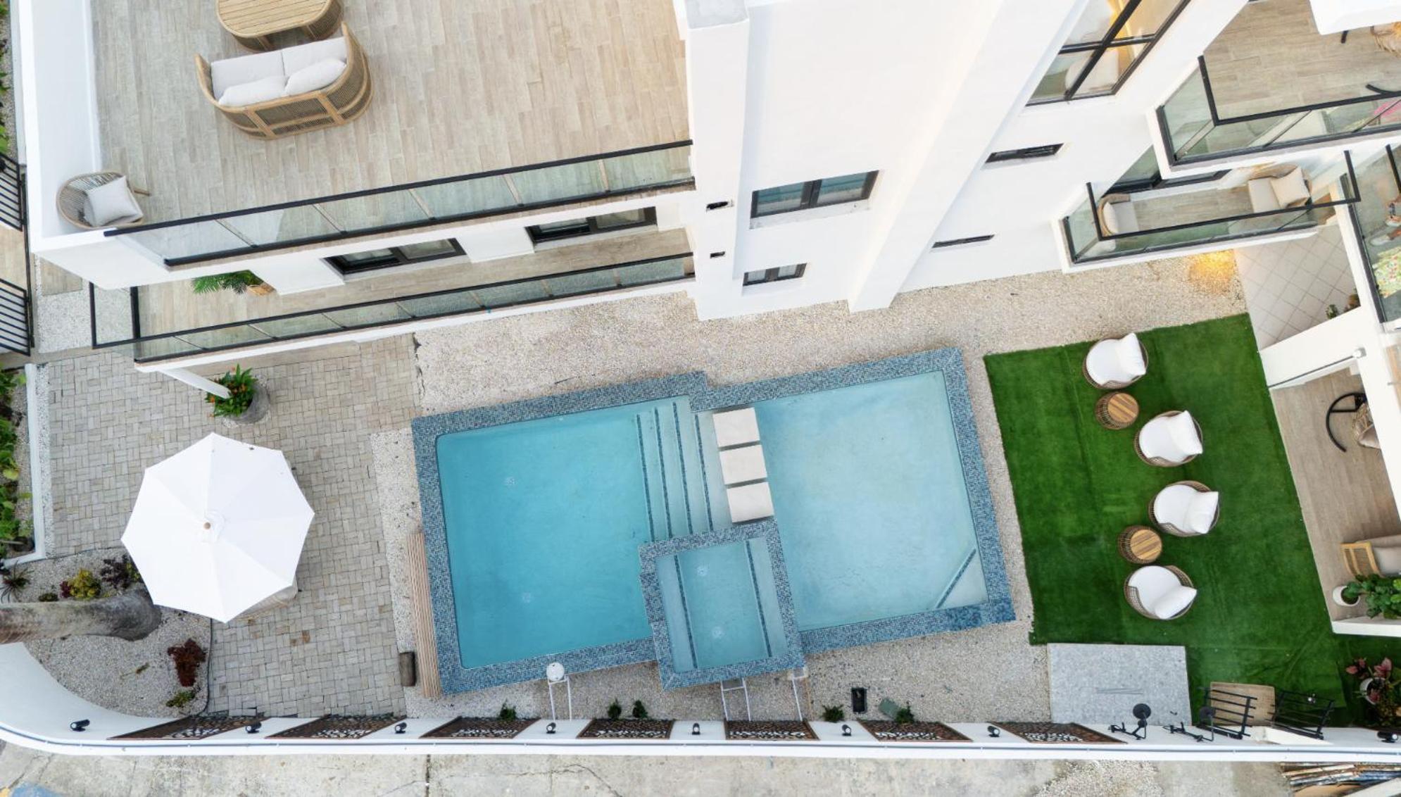 Rooftop Couples At Ocean Park Club Guest house
