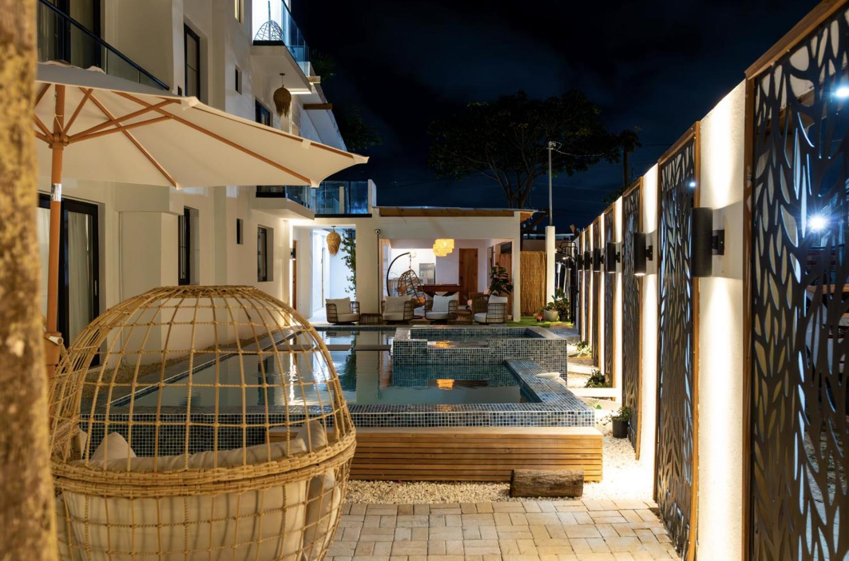 Rooftop Couples At Ocean Park Club *