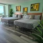 Steps From The Beach - Dining & Nightlife Nearby