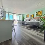 Steps From The Beach - Dining & Nightlife Nearby