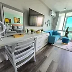 Steps From The Beach - Dining & Nightlife Nearby