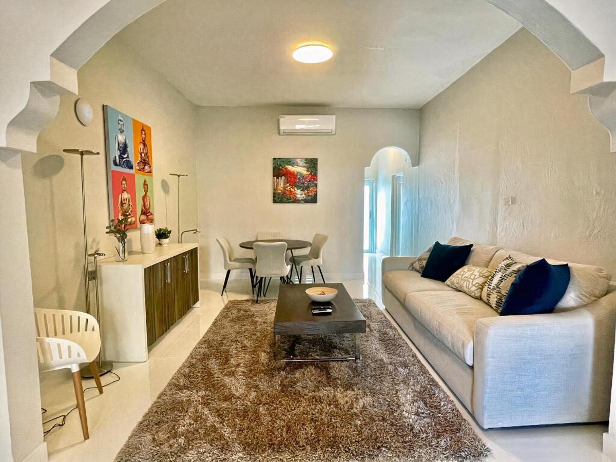 Stunning 3-bedroom Beachside Apartment *