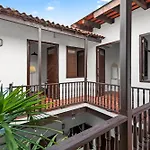 Colonial Villa Just Remodeled 2 Floors Indoor Patio & Tub