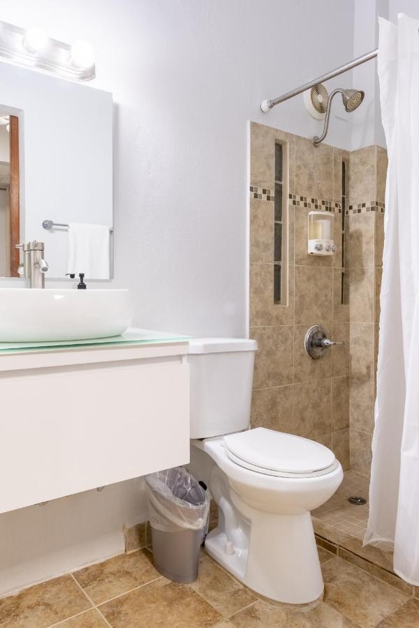 Prime Location At Condado 4br 3 Ba - 1 & 4 * San Juan