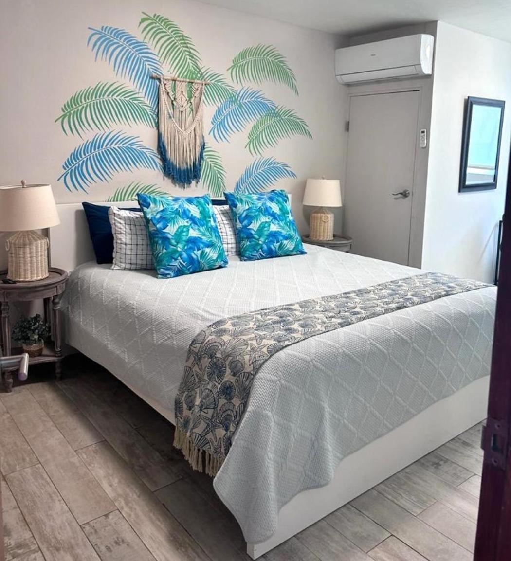 Kasa Brisa Marina - 1 Bed 1 Bath For 2 Ocean View Balcony Beachfront Pool Apartment San Juan