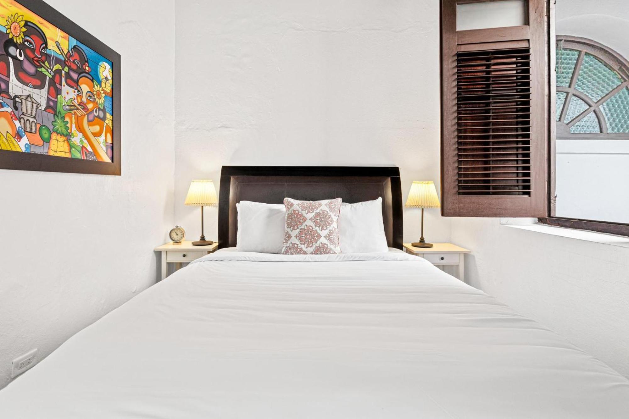 Colonial Just Remodeled 2 Floors Indoor Patio & Tub Apartment