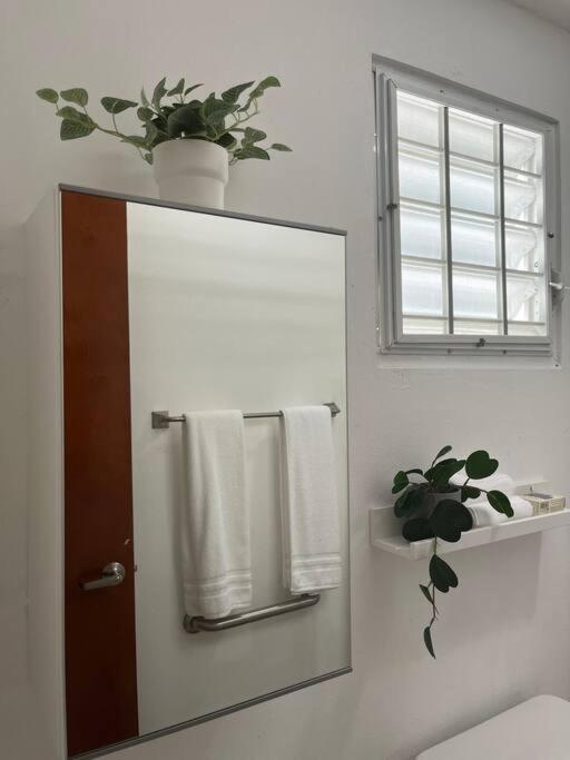 Sunny Breeze 2 Bed Airport And Beaches Are Close Apartment *