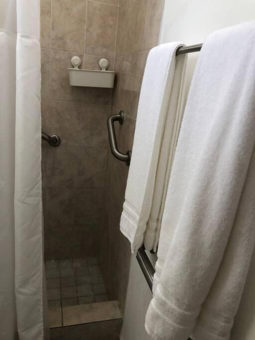 Sunny Breeze 2 Bed Airport And Beaches Are Close *