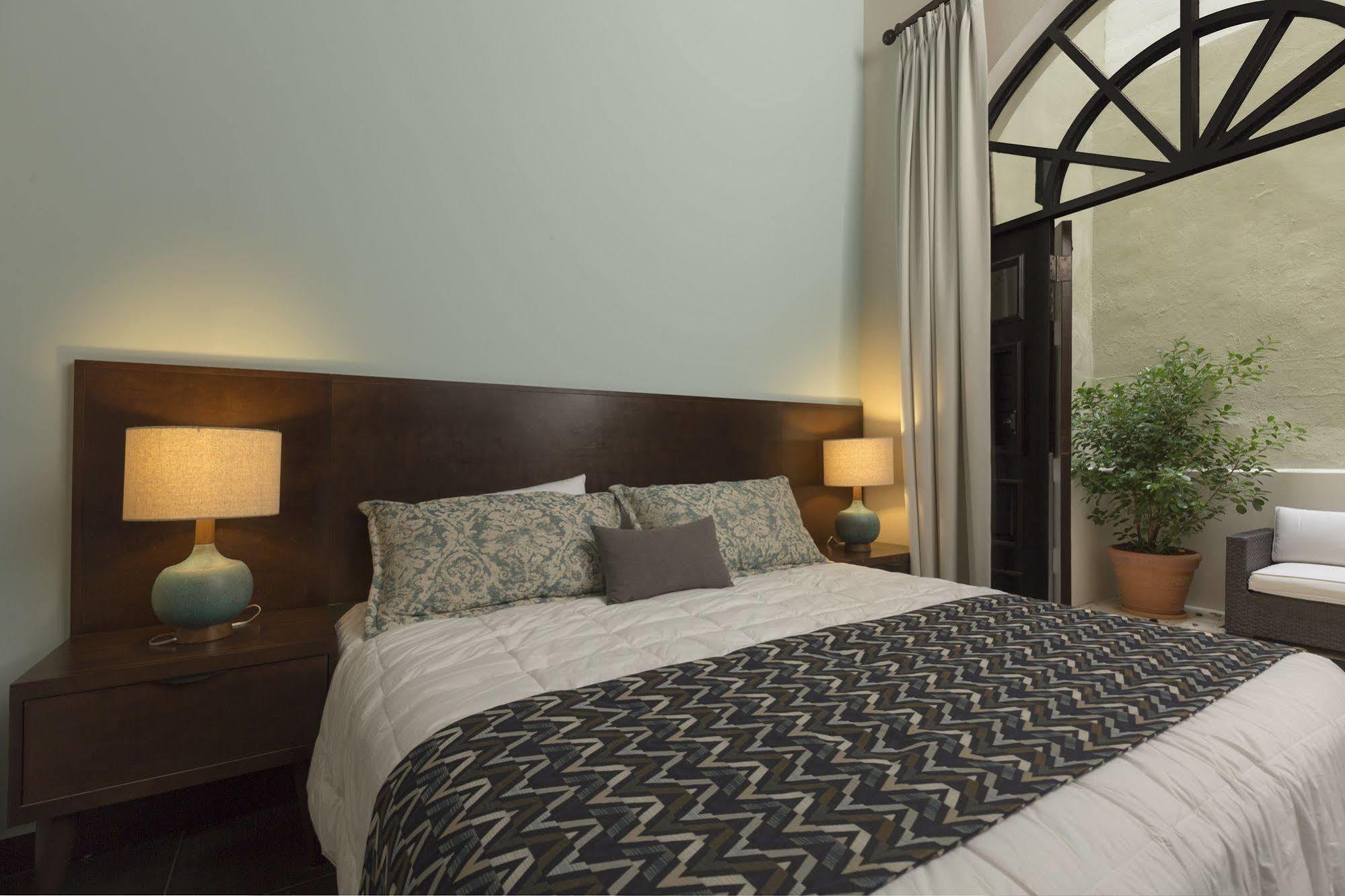 Decanter Hotel