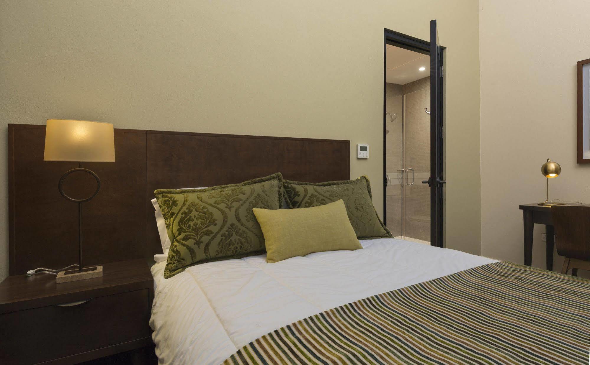 Decanter Hotel