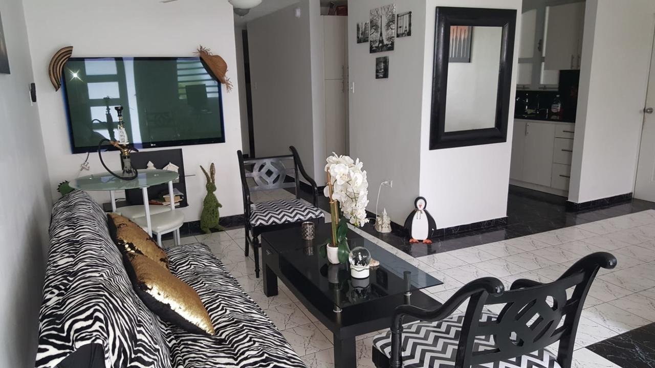Black & White Comfort House * San Juan