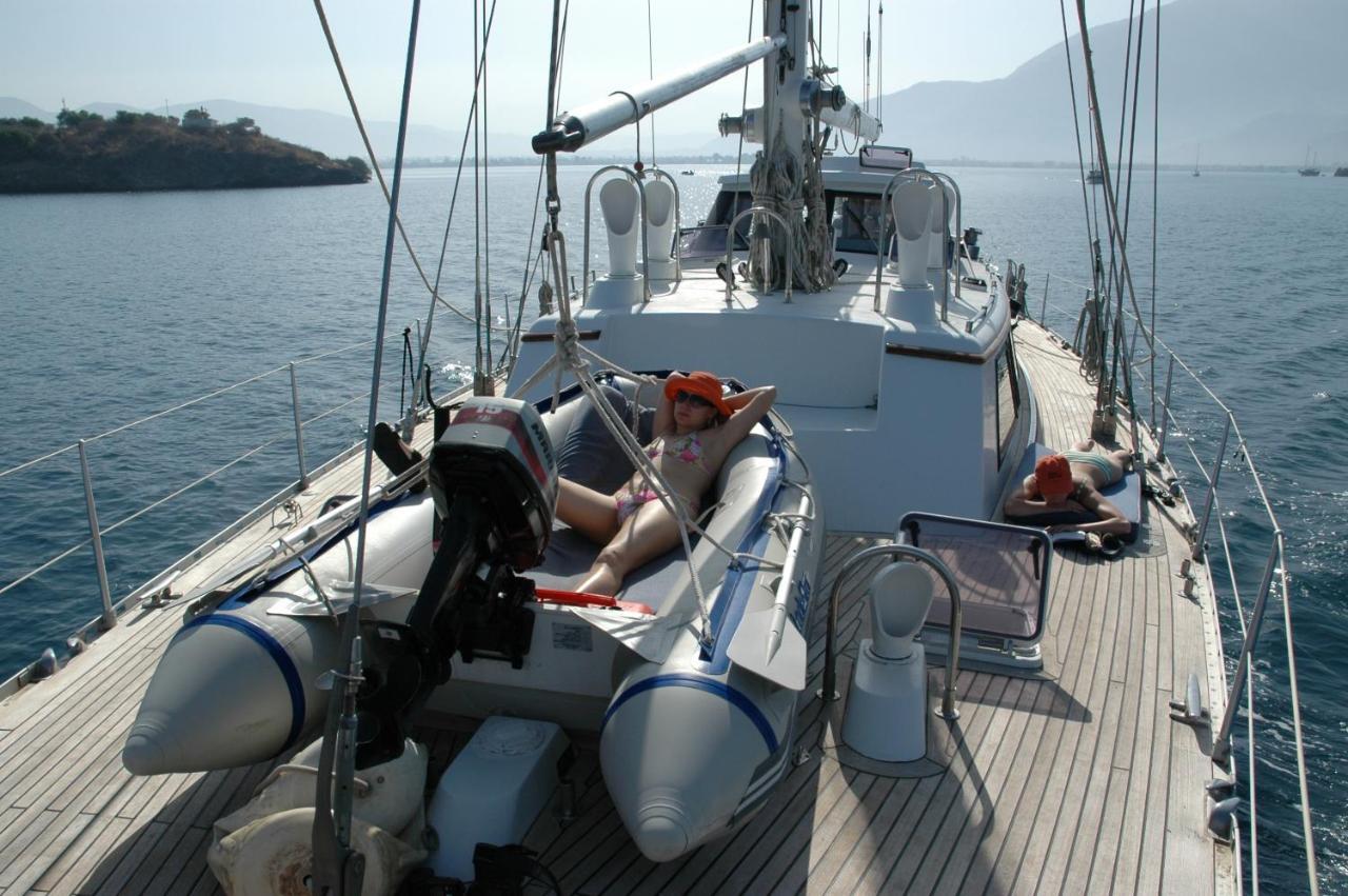 Botel Serenity Boatel In *